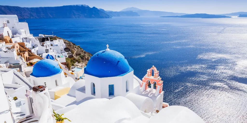 Cúpulas azules y vistas en Santorini