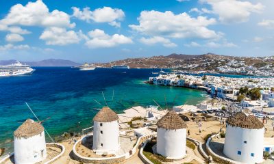 Vista aérea de los famosos molinos de viento sobre la ciudad de Mykonos.